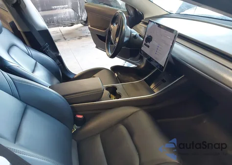 2018 Tesla Model 3 Long Range/Performance z USA, uszkodzony, nr VIN 5YJ3E1EB9JF071344